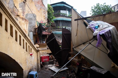 Cây xanh đè sập tường nhà phố cổ, người dân kể phút bò ra ngoài thoát chết