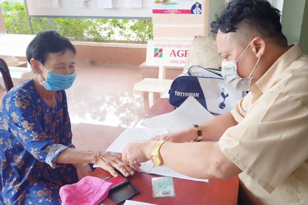 Hàng nghìn lao động khó khăn ở Phú Quốc vui mừng khi nhận tiền hỗ trợ - 1 Hàng nghìn lao động khó khăn ở Phú Quốc vui mừng khi nhận tiền hỗ trợ - 1