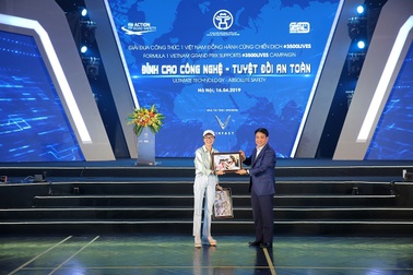 Việt Nam Grand Prix tặng 10.000 mũ bảo hiểm cho học sinh, sinh viên