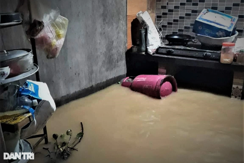 Hàng trăm người trắng đêm cứu con đập nguy cơ vỡ - 7 Hàng trăm người trắng đêm cứu con đập nguy cơ vỡ - 7