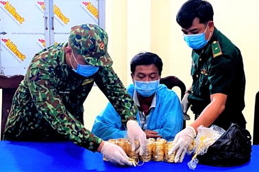 Người đàn ông vận chuyển hơn 2 kg kim loại nghi là vàng qua biên giới