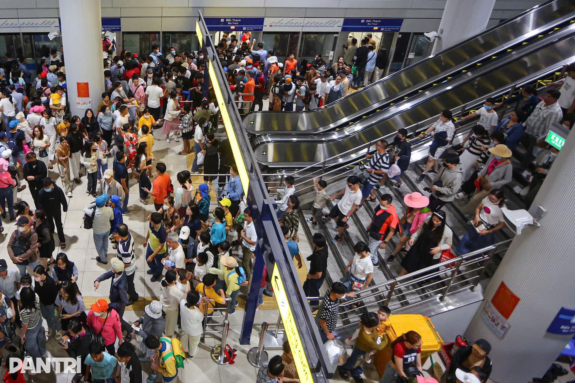 Người dân TPHCM xếp hàng dài đi Metro số 1 trong ngày khánh thành - 14 Người dân TPHCM xếp hàng dài đi Metro số 1 trong ngày khánh thành - 14
