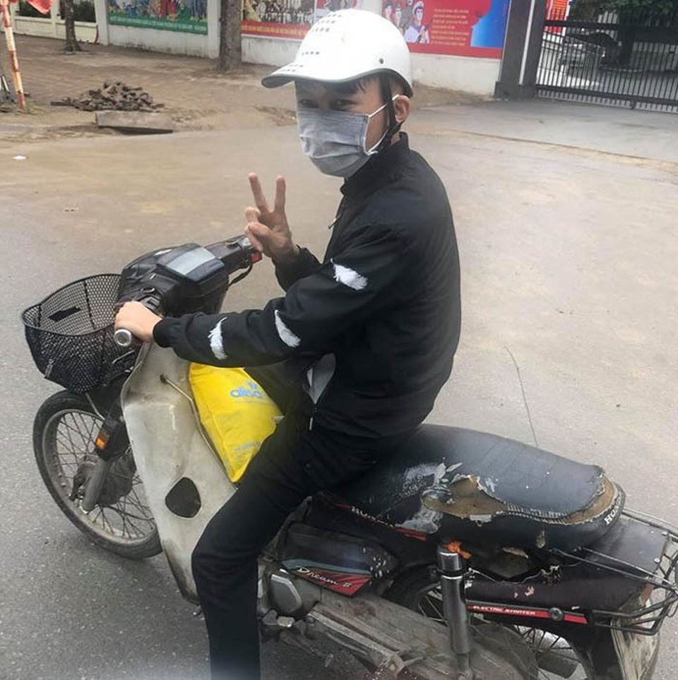 Chàng trai người HMông đứng dưới mưa đợi trả ví cho người mất - 1 Chàng trai người HMông đứng dưới mưa đợi trả ví cho người mất - 1