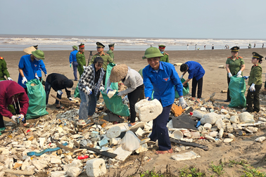 Khách tắm biển chung với rác ở Nam Định: Bãi tắm tự phát, đã có biển cấm!