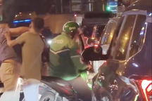 Công an làm việc với người cầm gậy 3 khúc đánh tài xế xe ôm ở TPHCM