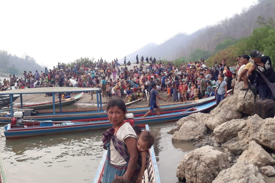 Hàng nghìn người Myanmar băng rừng, vượt biên trốn không kích - 5 Hàng nghìn người Myanmar băng rừng, vượt biên trốn không kích - 5