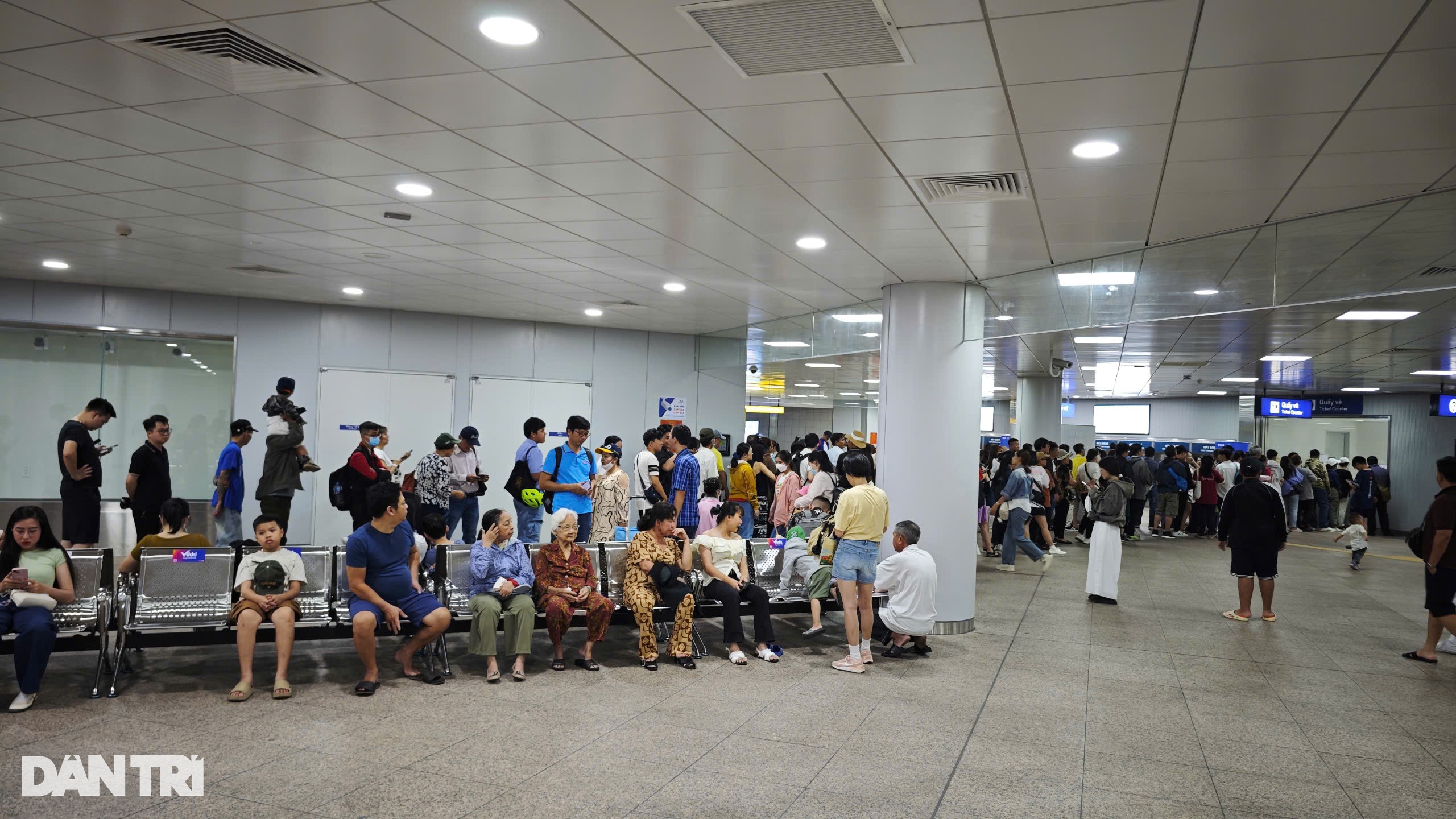 Thoát cảnh xếp hàng mua vé tàu Metro số 1 TPHCM nhờ thanh toán 1 chạm - 1 Thoát cảnh xếp hàng mua vé tàu Metro số 1 TPHCM nhờ thanh toán 1 chạm - 1