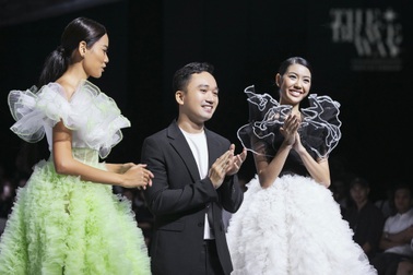 Á hậu Thuý Vân làm vedette show diễn với bộ váy nặng 20kg