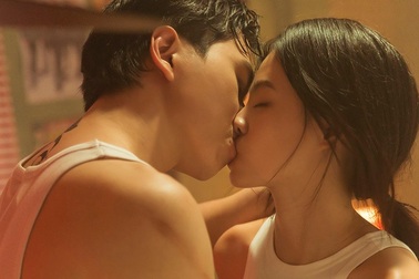 Karik gây tò mò khi “khóa môi” mỹ nhân có vết sẹo lồi