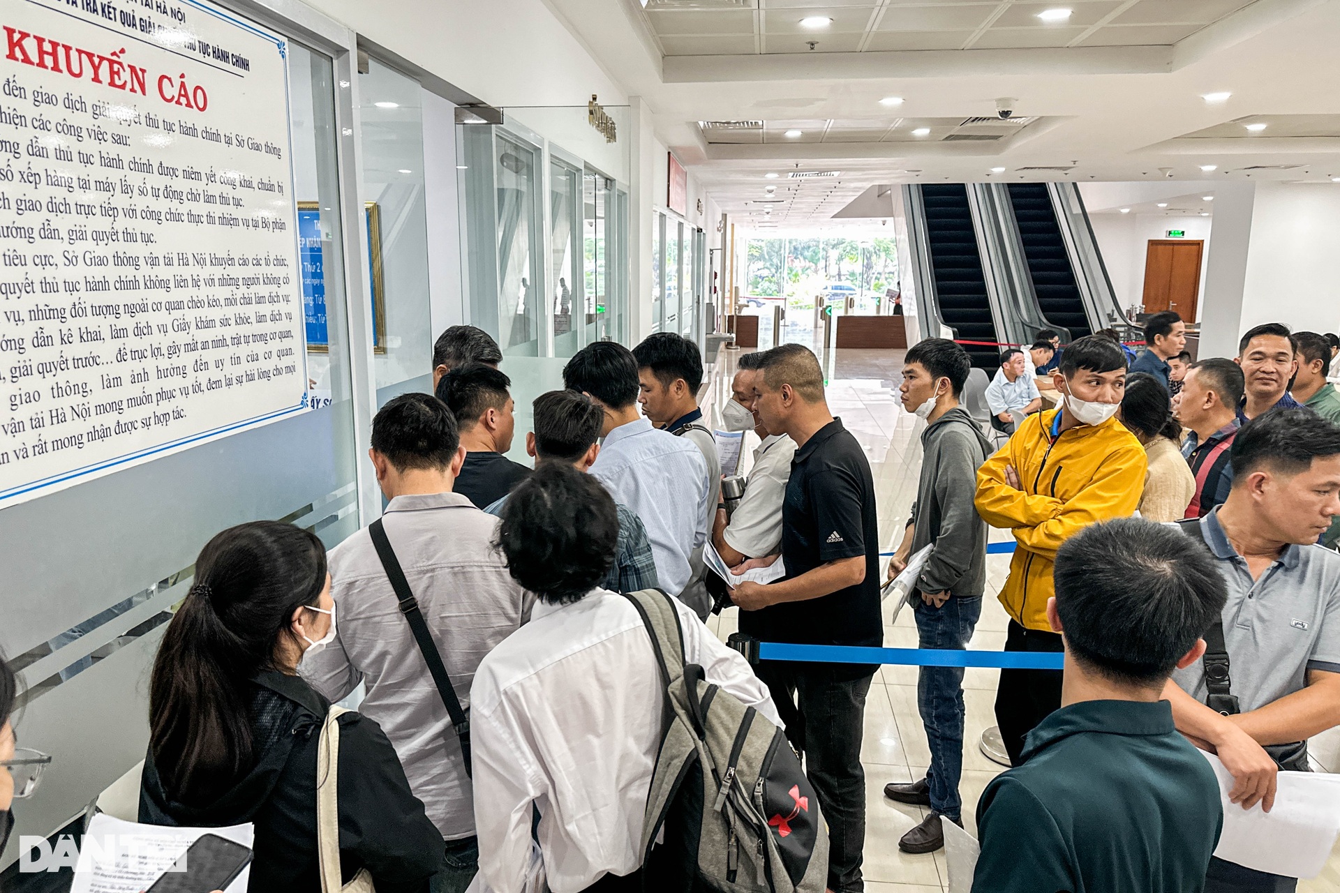 Hà Nội: Người dân xếp hàng rồng rắn đổi giấy phép lái xe - 4 Hà Nội: Người dân xếp hàng rồng rắn đổi giấy phép lái xe - 4