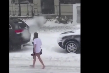 Cô gái gây sốc khi không mặc quần đi ra ngoài giữa bão tuyết