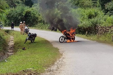 Người đàn ông châm lửa đốt xe máy khi bị kiểm tra giấy tờ