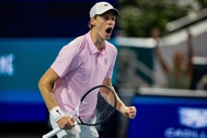 Jannik Sinner sáng cửa vô địch Miami Open, gây áp lực lên Alcaraz