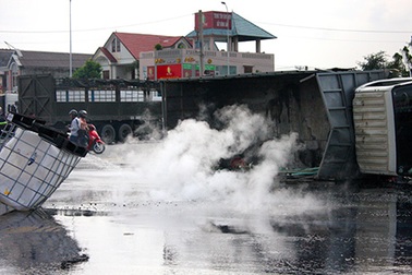 Xe tải lật, hàng ngàn lít axit tràn đường, bốc hơi nghi ngút