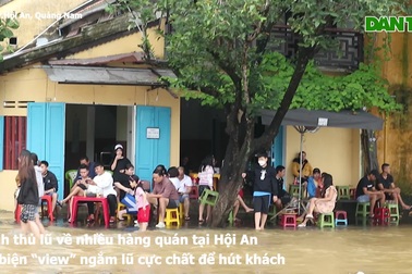 Du khách, các bạn trẻ ngồi cà phê ngắm lũ ở phố cổ Hội An