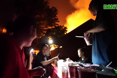 Trắng đêm dập lửa tại công ty mút xốp ở Củ Chi