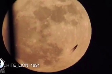 Cư dân mạng "nháo nhào" vì vật màu đen kỳ bí lướt qua Mặt Trăng