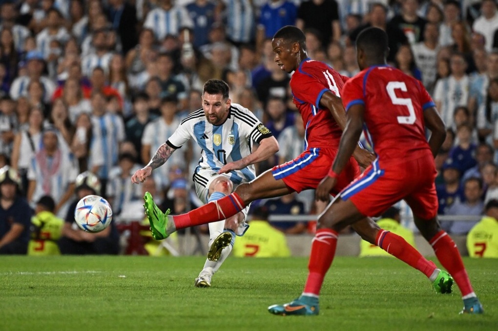 Messi lập siêu phẩm sút phạt giúp Argentina chiến thắng - 2 Messi lập siêu phẩm sút phạt giúp Argentina chiến thắng - 2