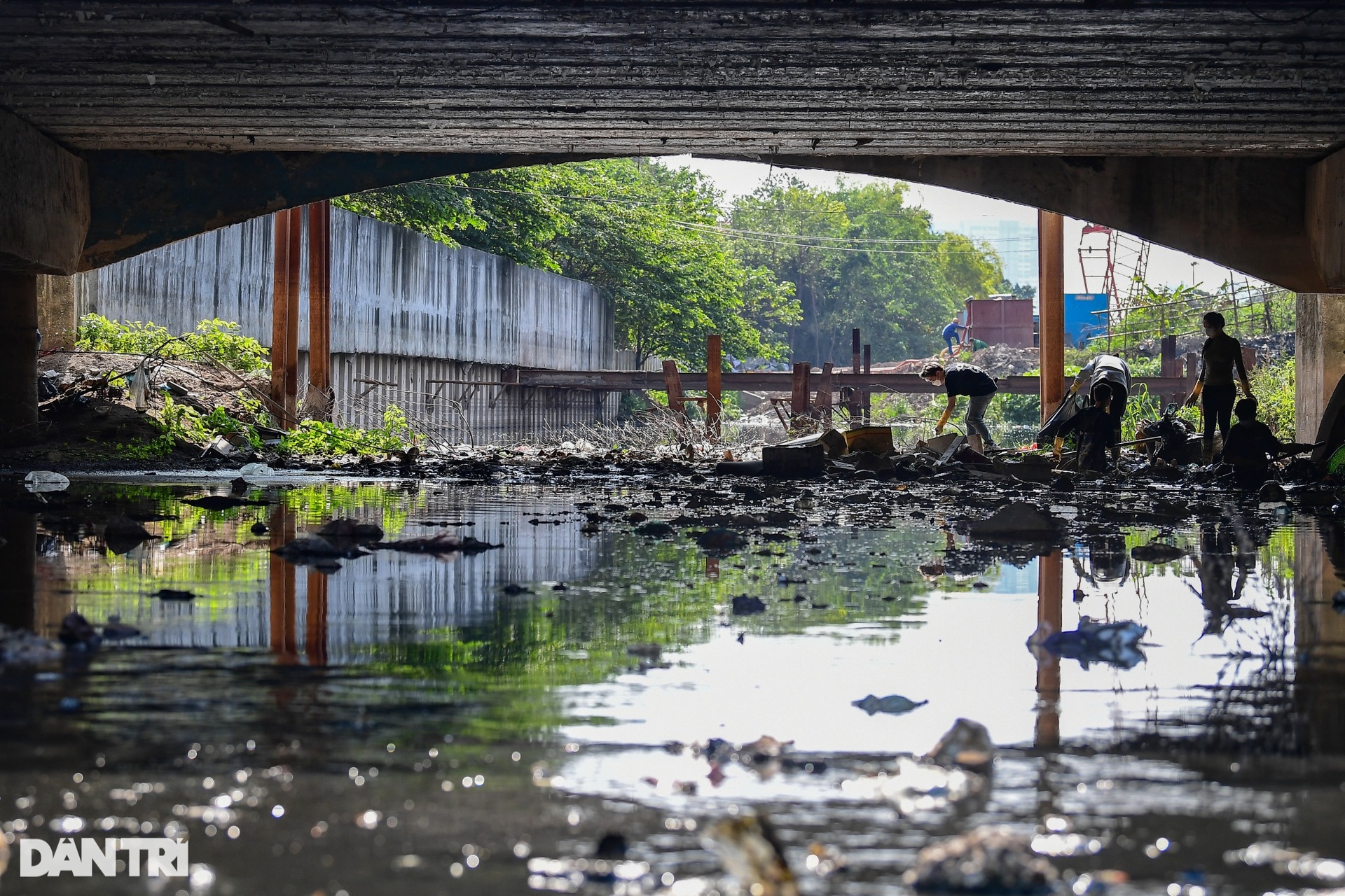 Nhóm bạn trẻ Hà Nội ngâm mình vớt rác hàng giờ dưới dòng kênh đen kịt - 3 Nhóm bạn trẻ Hà Nội ngâm mình vớt rác hàng giờ dưới dòng kênh đen kịt - 3