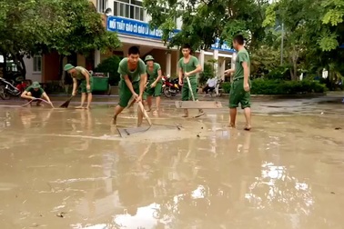 Bộ đội nhiệt tình giúp nhà trường dọn bùn sau lũ quét