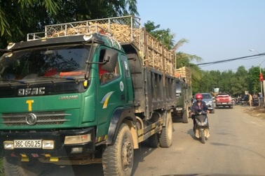 Tài xế xe quá khổ, quá tải bất hợp tác lực lượng chức năng