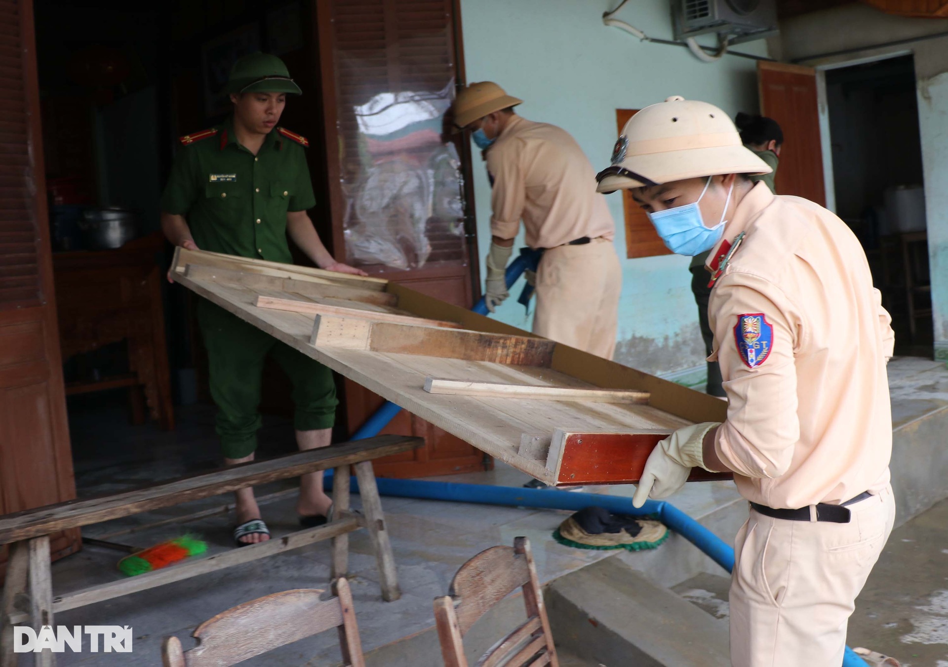 Lực lượng vũ trang có mặt tại điểm nóng giúp dân sau mưa lũ - 13 Lực lượng vũ trang có mặt tại điểm nóng giúp dân sau mưa lũ - 13