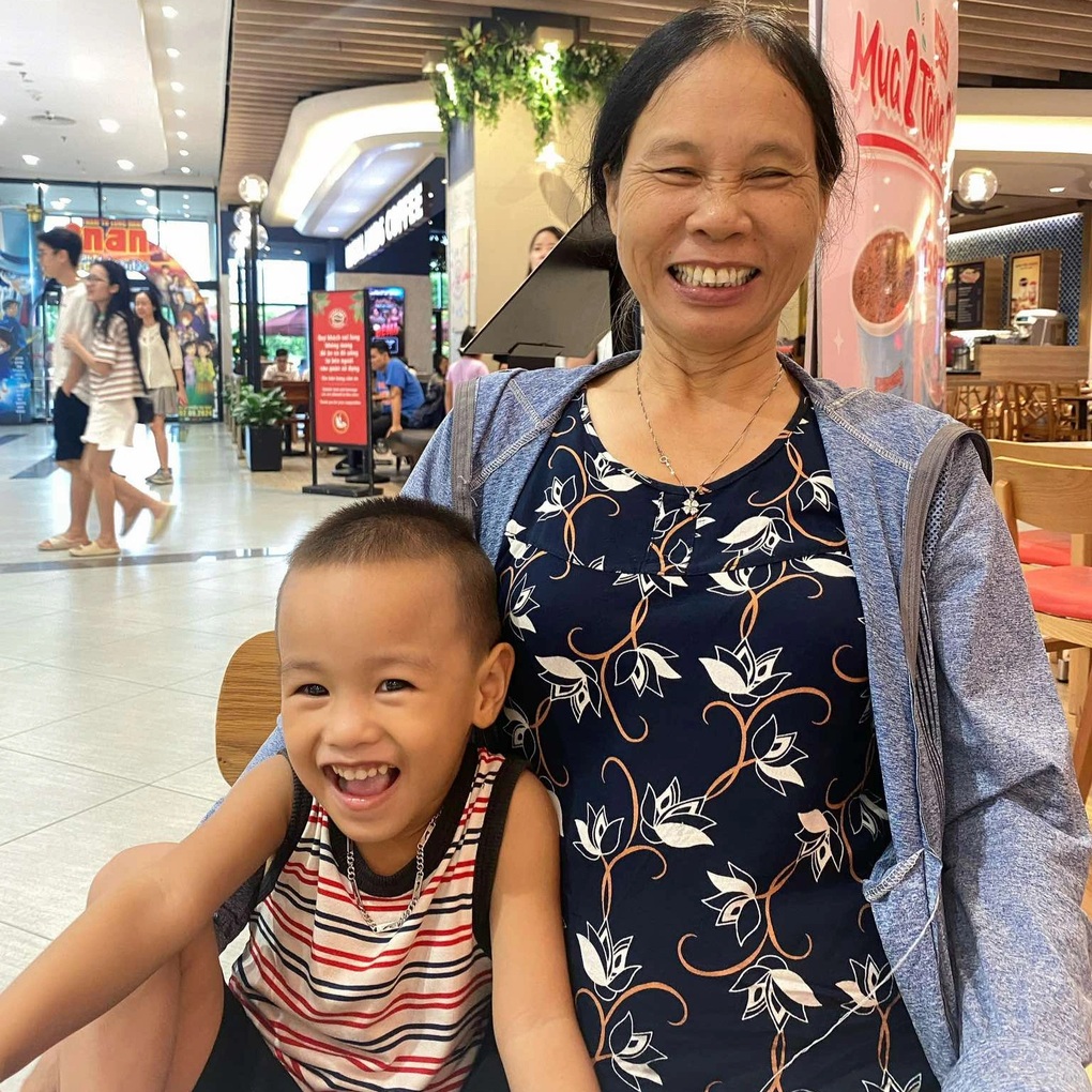 Bà mẹ cô đơn ở Nam Định nhảy múa hết mình mừng Xuân Son ghi bàn chung kết - 1 Bà mẹ cô đơn ở Nam Định nhảy múa hết mình mừng Xuân Son ghi bàn chung kết - 1