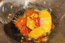 Quầy hàng rong gây sốt với món sầu riêng xào tỏi ớt ăn kèm cơm nóng