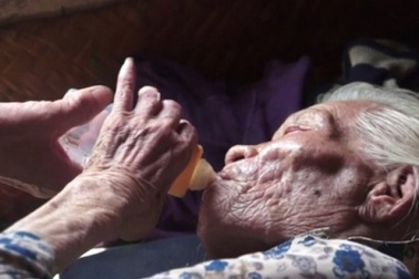 Xúc động hình ảnh người con chăm sóc mẹ già trăm tuổi