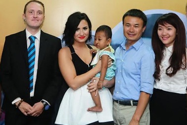 Sao “Let It Go” trao học bổng cho bệnh nhân nhí