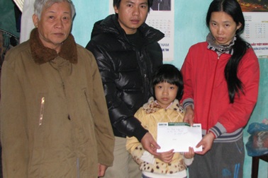 Quà bạn đọc tiếp tục đến với cháu Nguyễn Quang Tiến