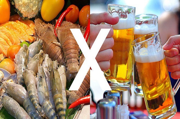Không nên uống bia sau khi ăn hải sản.