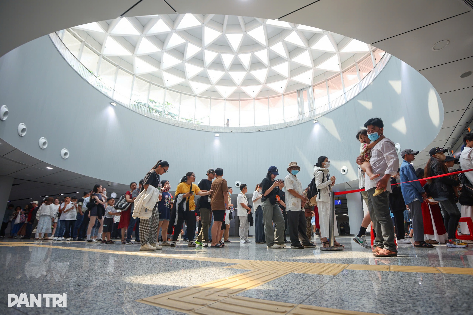 Hành khách chờ cả tiếng vẫn chưa lên được Metro số 1 - 9 Hành khách chờ cả tiếng vẫn chưa lên được Metro số 1 - 9