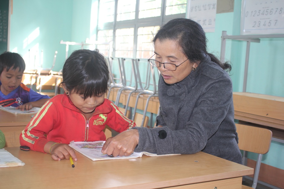Thầy cô vượt “cổng trời” đi “gieo chữ” cho học sinh vùng cao - 5 Thầy cô vượt “cổng trời” đi “gieo chữ” cho học sinh vùng cao - 5