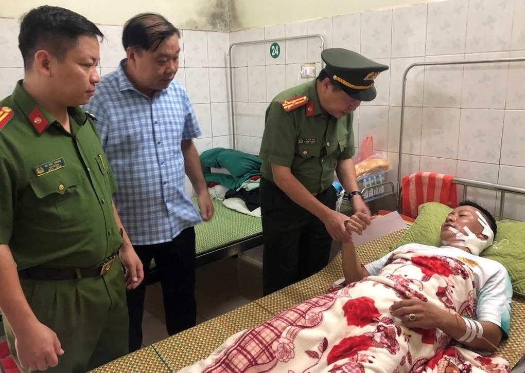 Đại úy công an bị tấn công tới tấp bằng dao - 2 Đại úy công an bị tấn công tới tấp bằng dao - 2