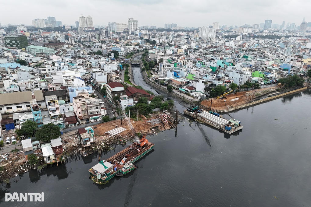 Tháo dỡ xong cầu sắt 2 xe máy tránh nhau dọc kênh Đôi ở TPHCM - 1