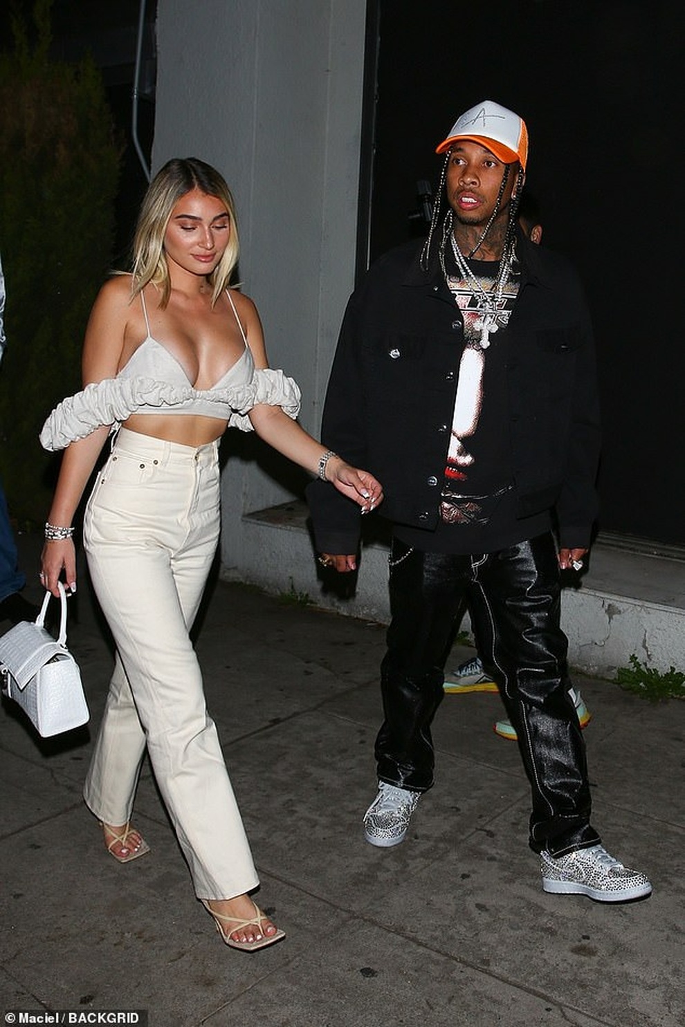 Bạn gái Rapper gốc Việt Tyga mặc áo gợi cảm khoe vòng một quyến rũ - 4 Bạn gái Rapper gốc Việt Tyga mặc áo gợi cảm khoe vòng một quyến rũ - 4