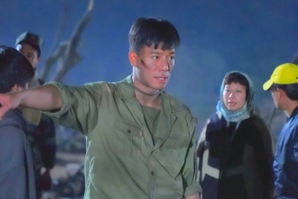 Hiếu Nguyễn tái xuất trong “Mưa đỏ”, tiết lộ cảnh lội nước giữa trời 9 độ C