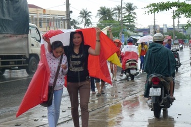 Sĩ tử dầm mưa đi thi buổi chiều