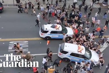 Video xe cảnh sát Mỹ lao vào đám đông biểu tình