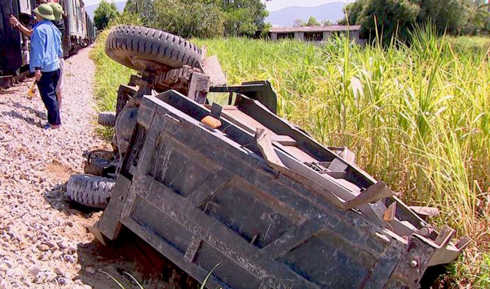 Tàu hỏa tông ô tô văng xa hàng chục mét - 3 Tàu hỏa tông ô tô văng xa hàng chục mét - 3