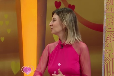 Đang nói chuyện với chàng trai mới gặp, cô gái Nga nhận ra một sự thật