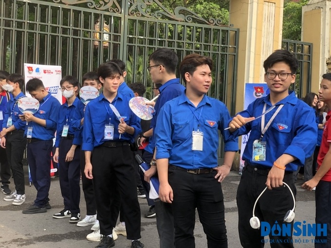 Sinh viên tình nguyện tại điểm thi Trường THCS Chu Văn An.