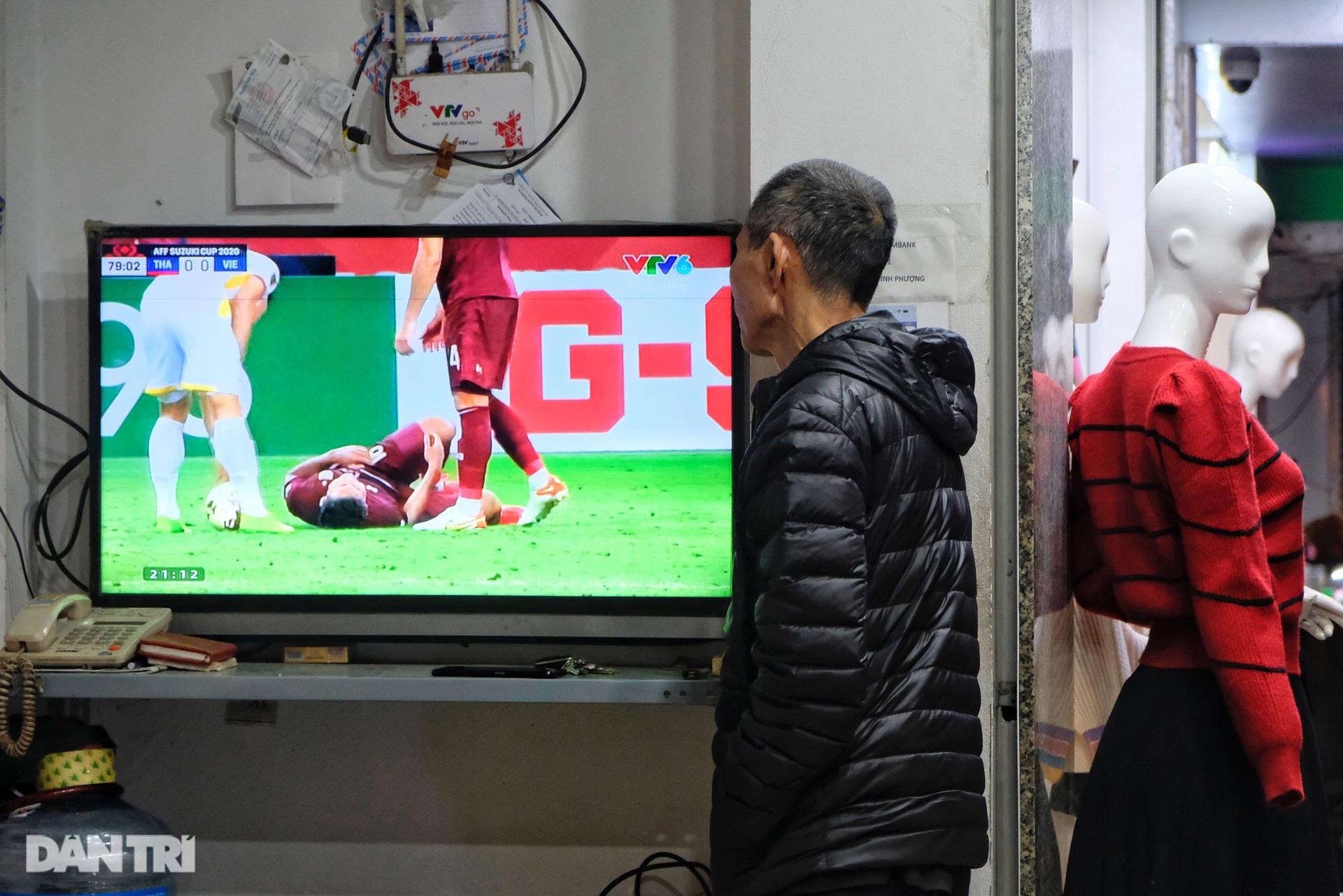 Người hâm mộ gục đầu tiếc nuối khi Việt Nam trở thành cựu vương tại AFF Cup - 12 Người hâm mộ gục đầu tiếc nuối khi Việt Nam trở thành cựu vương tại AFF Cup - 12