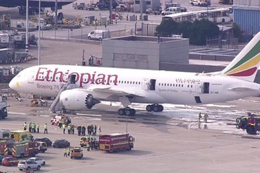 Máy bay Dreamliner bốc cháy giữa sân bay Anh