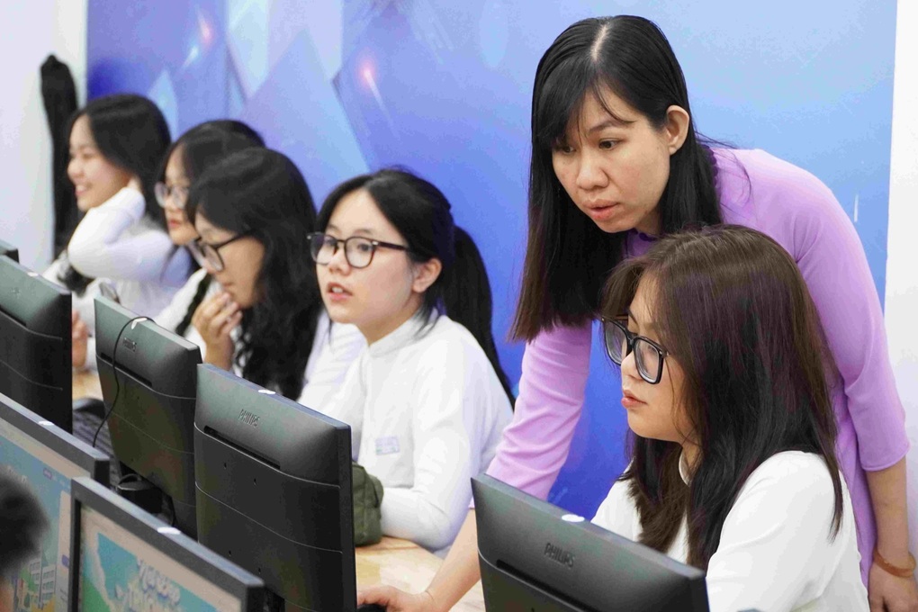 TPHCM: Phủ sóng khảo sát tiếng Anh đến hiệu trưởng, hiệu phó - 1 TPHCM: Phủ sóng khảo sát tiếng Anh đến hiệu trưởng, hiệu phó - 1