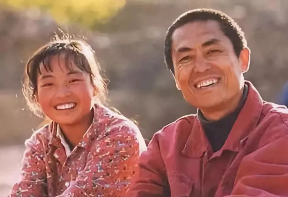 Cú bẻ lái bất ngờ của cô gái nuôi lợn thành sao nhờ Trương Nghệ Mưu - 1 Cú bẻ lái bất ngờ của cô gái nuôi lợn thành sao nhờ Trương Nghệ Mưu - 1