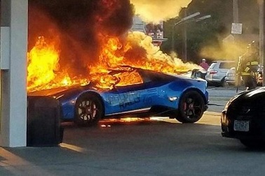 Siêu xe Lamborghini bị thiêu rụi vì một lý do... ngớ ngẩn