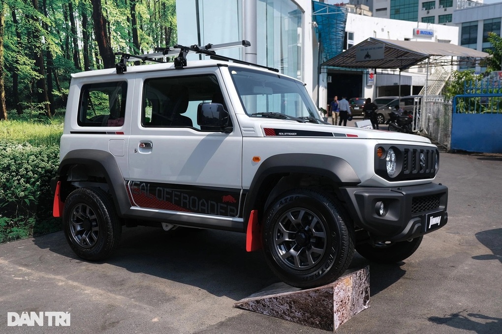 Hãng cắt khuyến mại, giá Suzuki Jimny vẫn giảm gần 100 triệu tại đại lý - 1 Hãng cắt khuyến mại, giá Suzuki Jimny vẫn giảm gần 100 triệu tại đại lý - 1