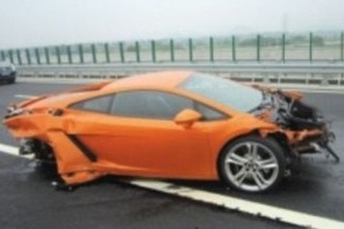 Phóng viên ôtô lái thử xe Lamborghini Gallardo gây tai nạn